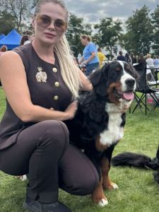 Дівчинка бернського зенненхунда